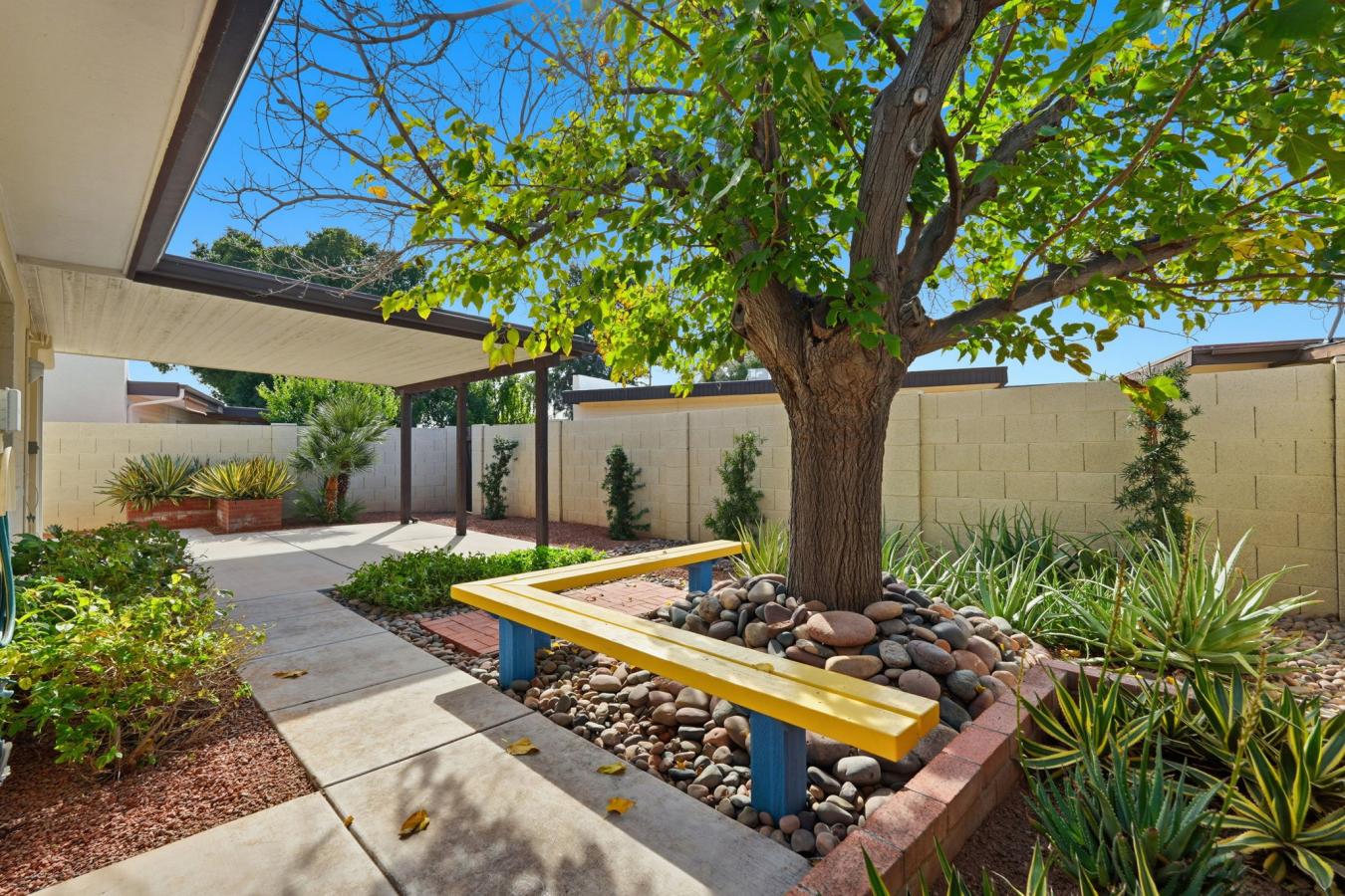 *SELLER OFFERING A $2000 CREDIT TO BUYER AT CLOSING* Rare end-unit, si – image 2