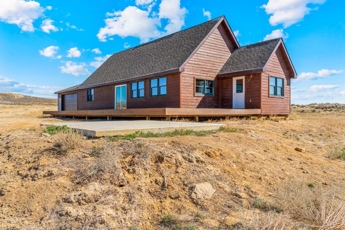 This 2BD/2BA cabin on 21.30 pristine acres along Meeteetse Trail is a – image 1