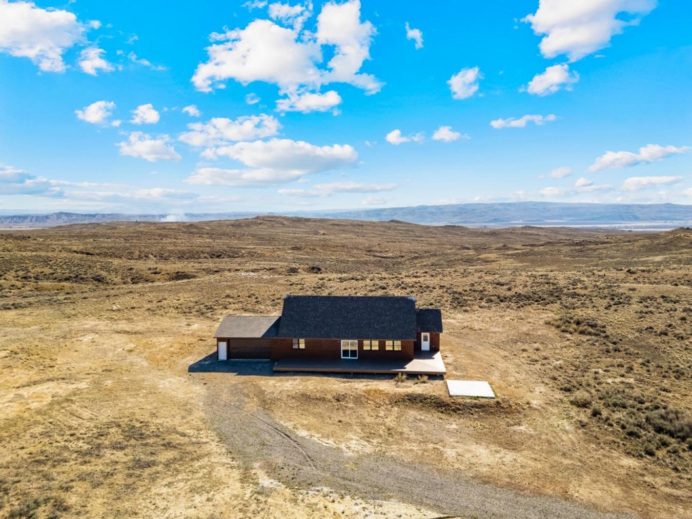 This 2BD/2BA cabin on 21.30 pristine acres along Meeteetse Trail is a – image 11
