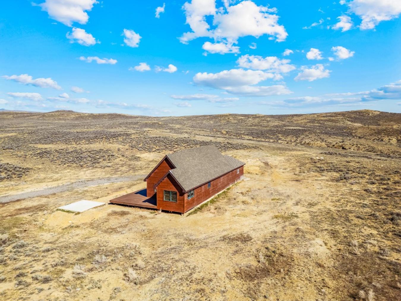 This 2BD/2BA cabin on 21.30 pristine acres along Meeteetse Trail is a – image 15