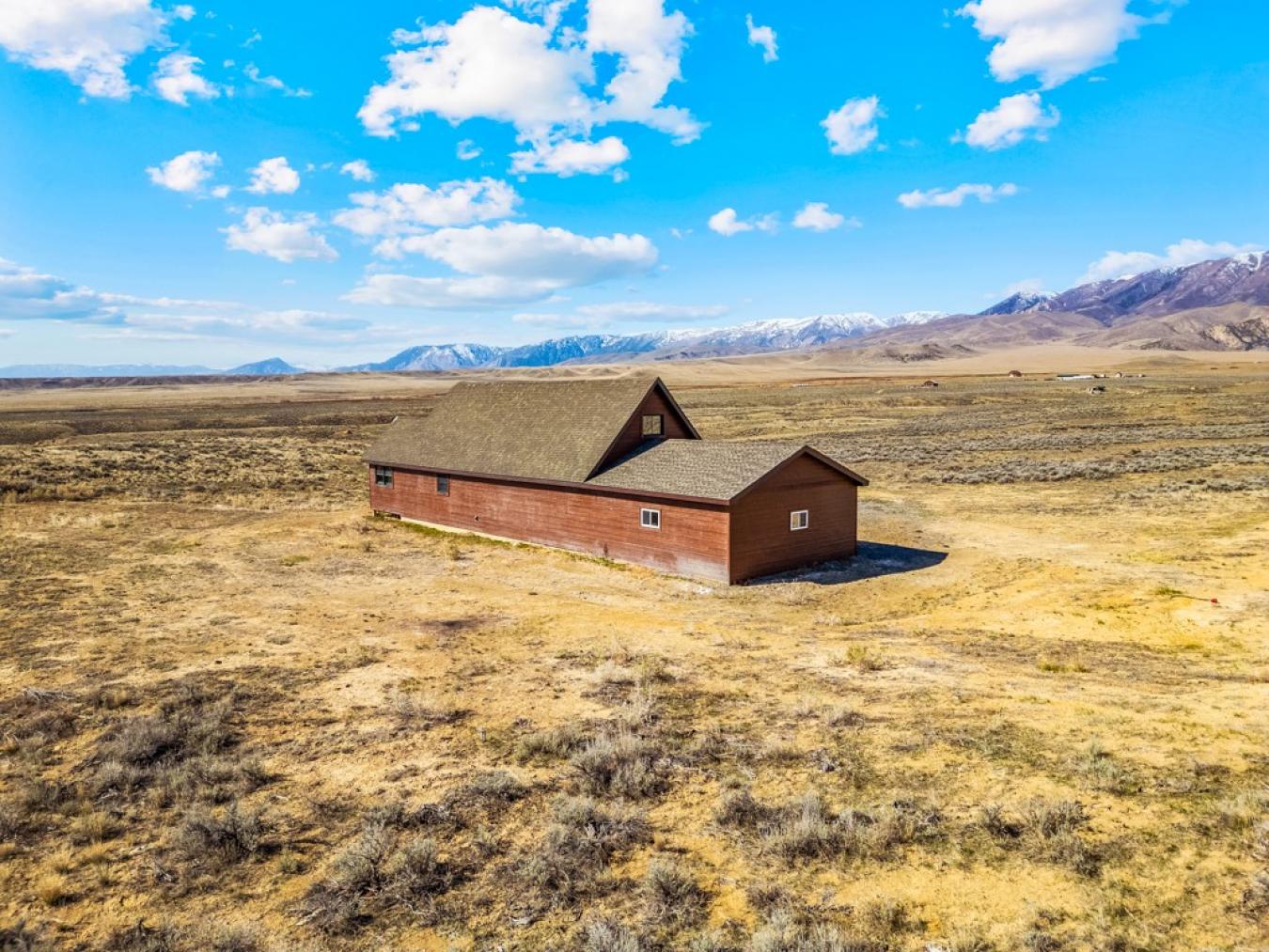 This 2BD/2BA cabin on 21.30 pristine acres along Meeteetse Trail is a – image 16