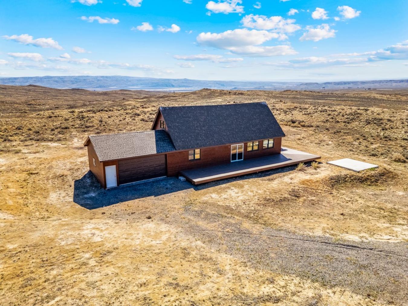 This 2BD/2BA cabin on 21.30 pristine acres along Meeteetse Trail is a – image 18