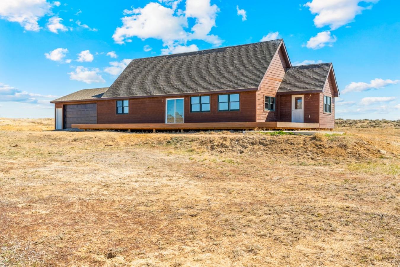 This 2BD/2BA cabin on 21.30 pristine acres along Meeteetse Trail is a – image 19