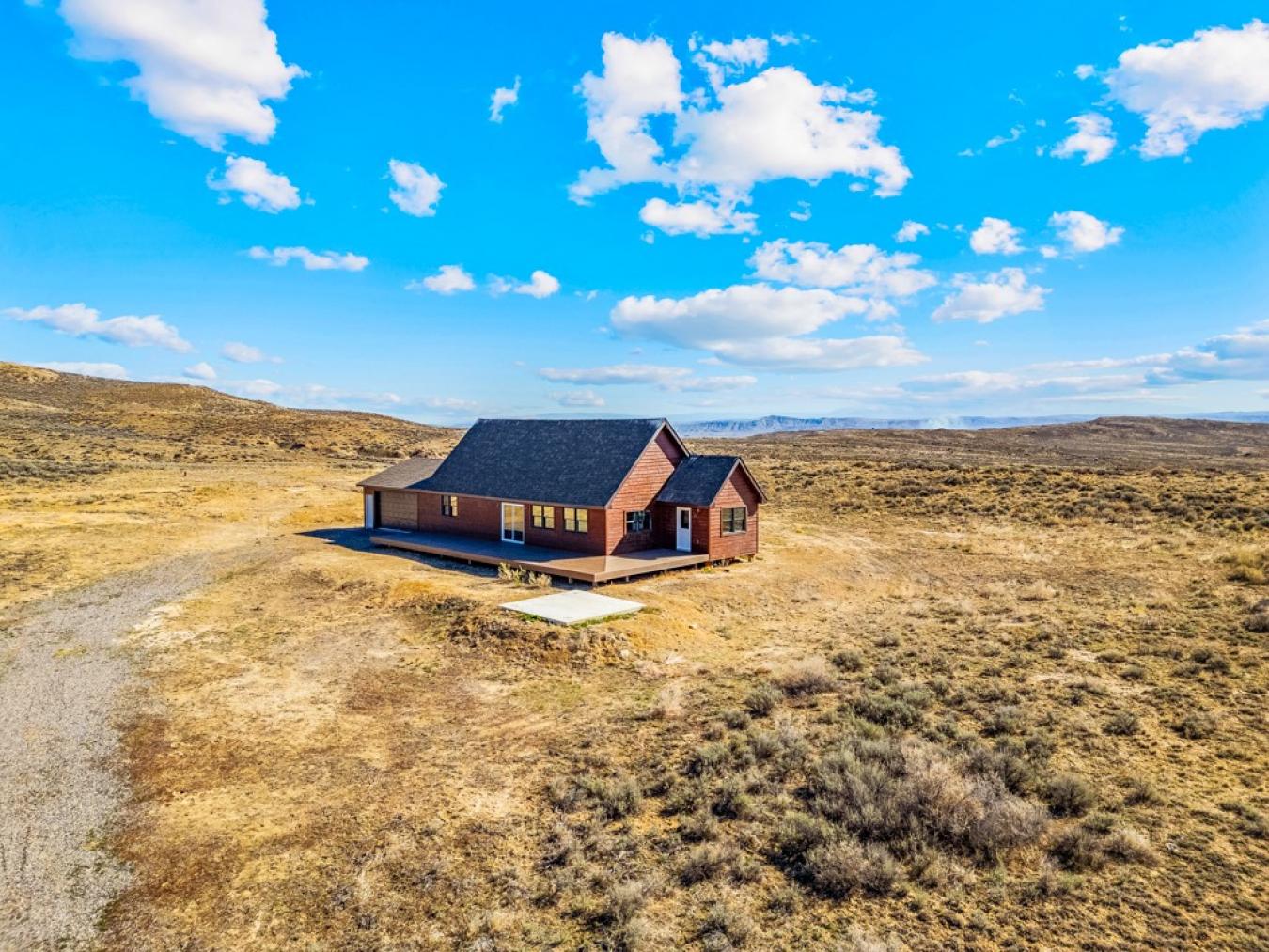 This 2BD/2BA cabin on 21.30 pristine acres along Meeteetse Trail is a – image 2
