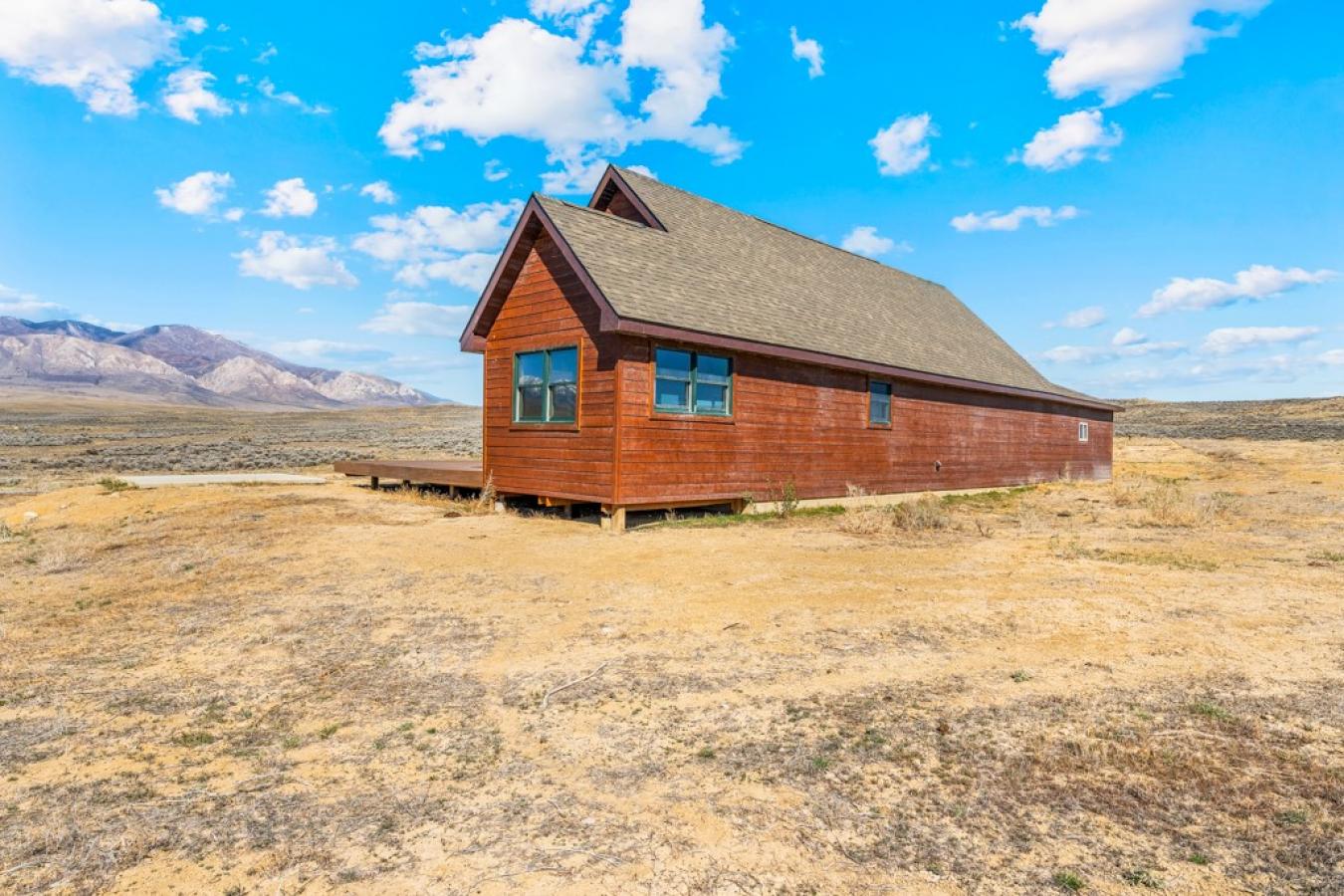 This 2BD/2BA cabin on 21.30 pristine acres along Meeteetse Trail is a – image 20