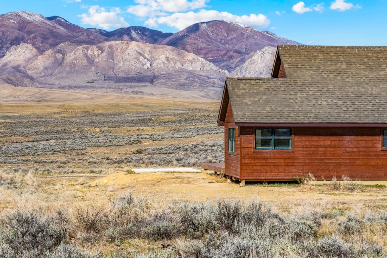This 2BD/2BA cabin on 21.30 pristine acres along Meeteetse Trail is a – image 3