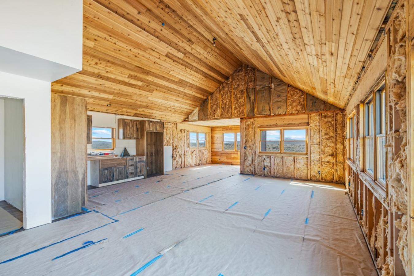 This 2BD/2BA cabin on 21.30 pristine acres along Meeteetse Trail is a – image 4