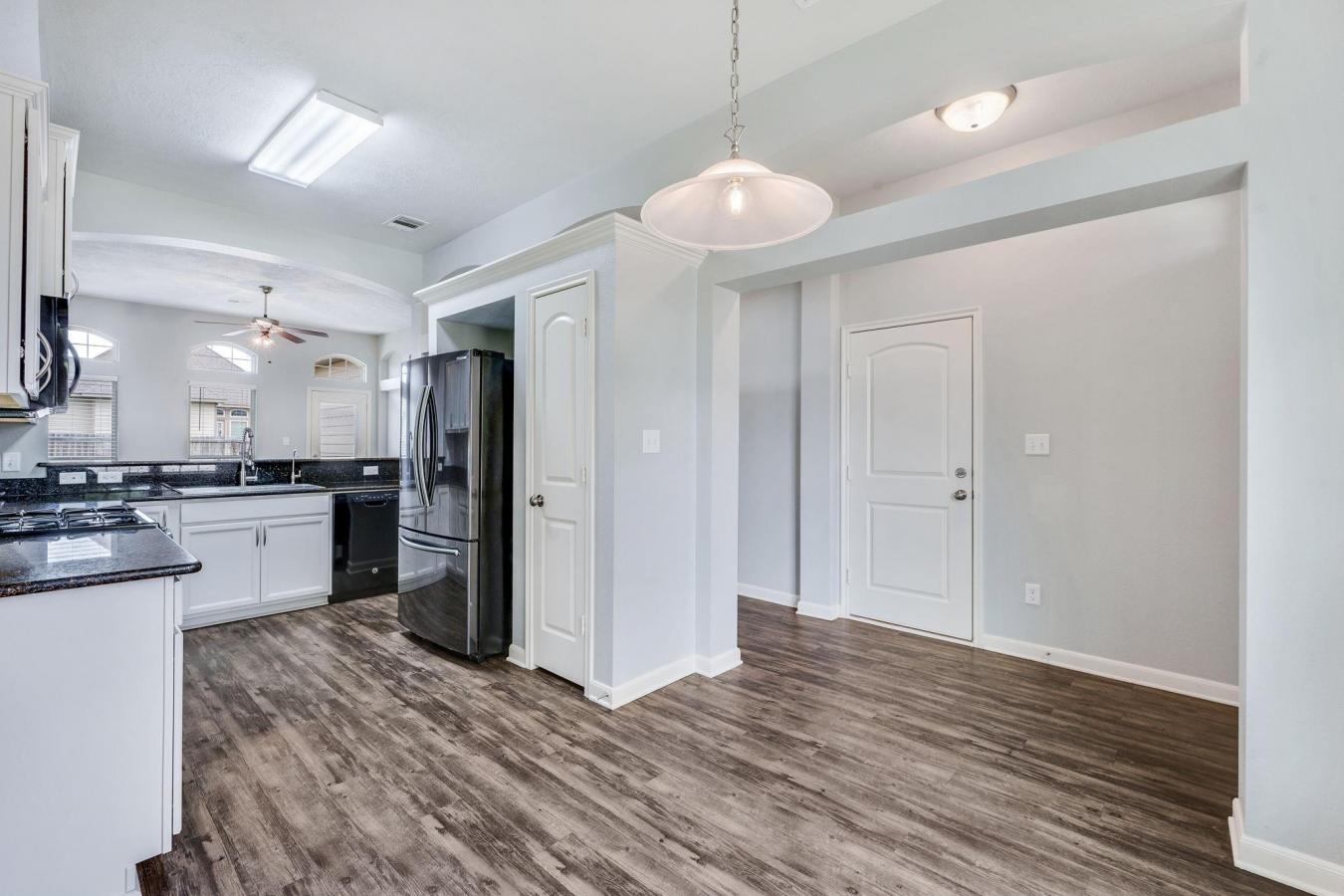 Super cute, move-in-ready 3-bedroom, 2-bath home in South College Stat – image 3