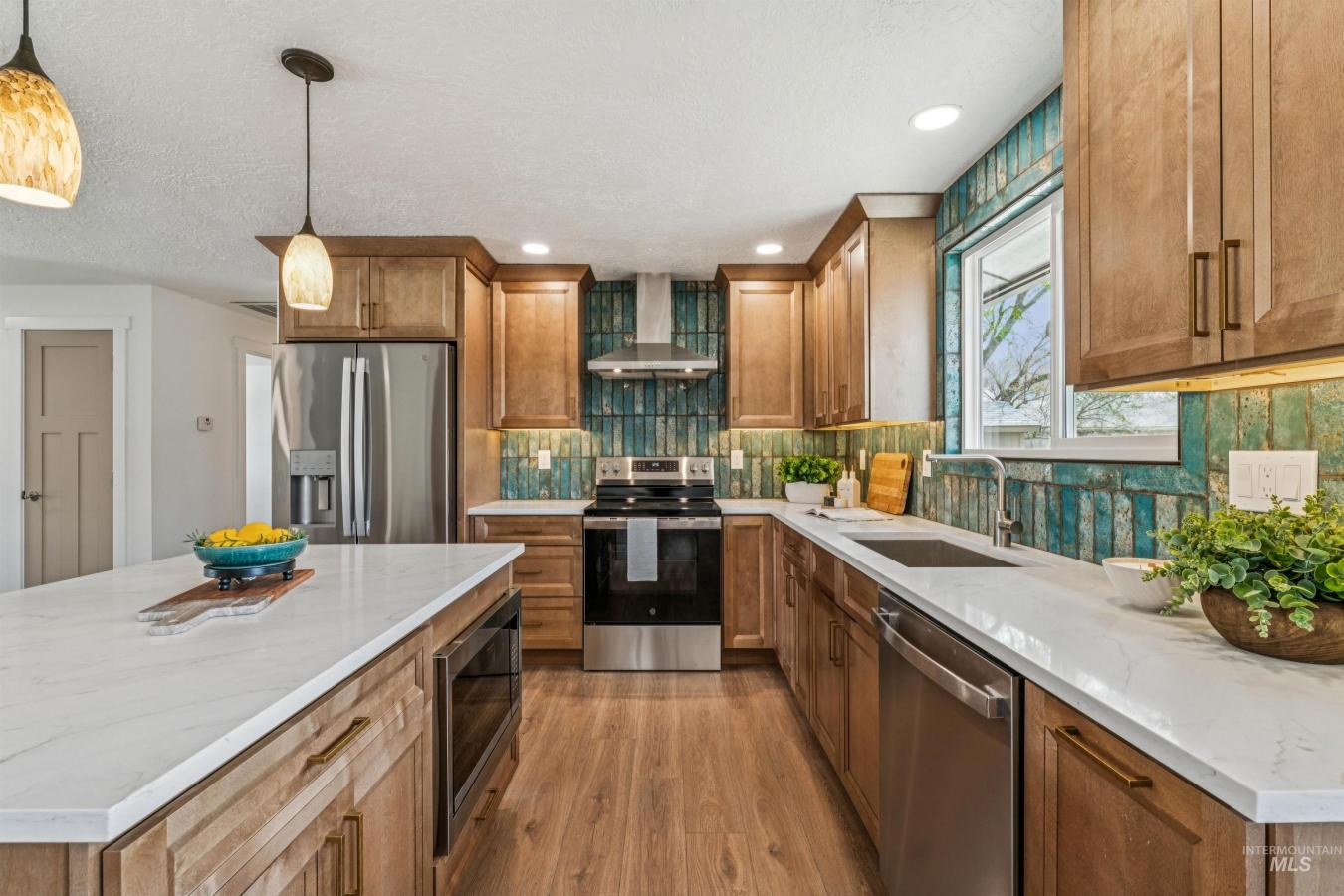 Discover the perfect blend of style and comfort in this beautifully re – image 16