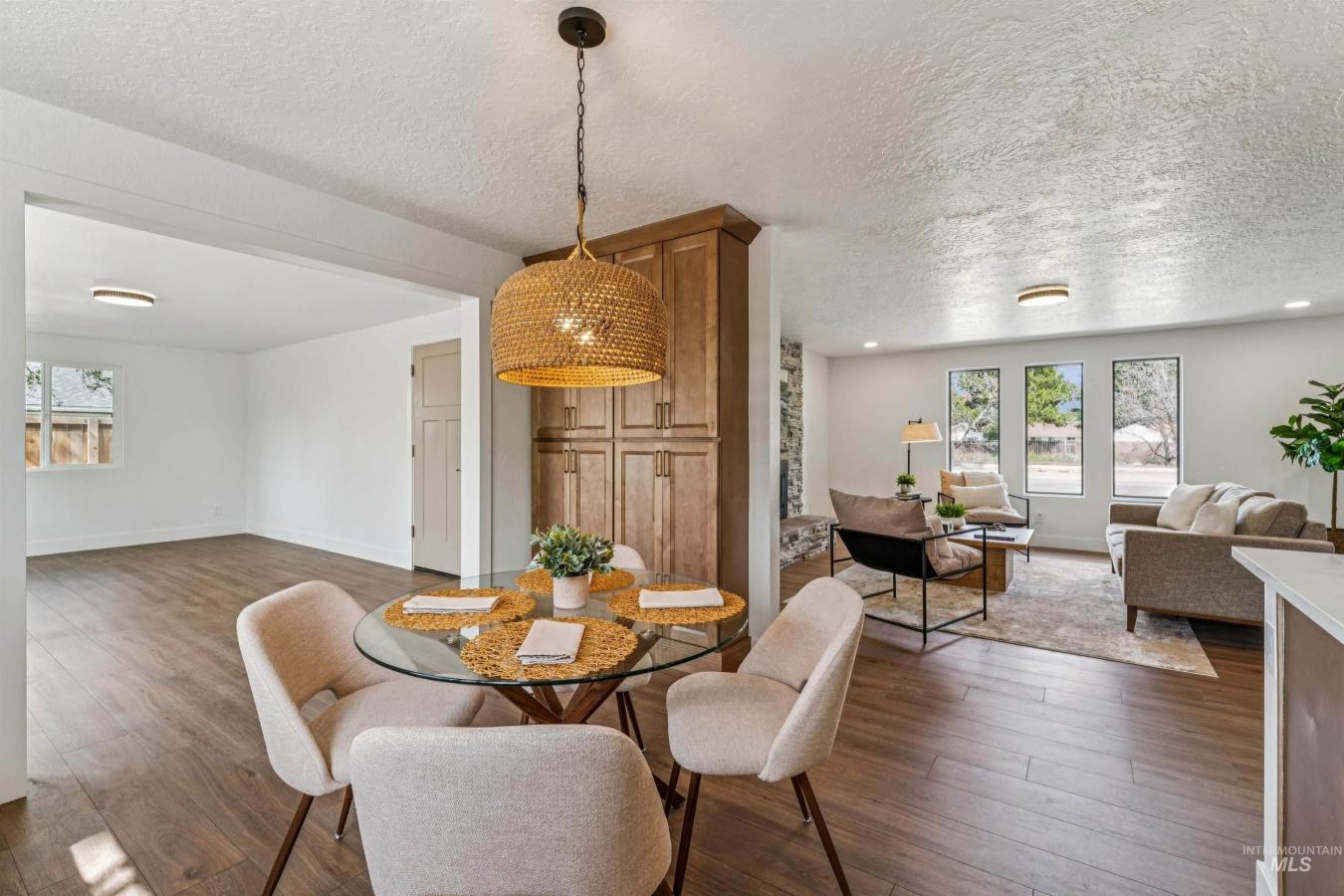 Discover the perfect blend of style and comfort in this beautifully re – image 18