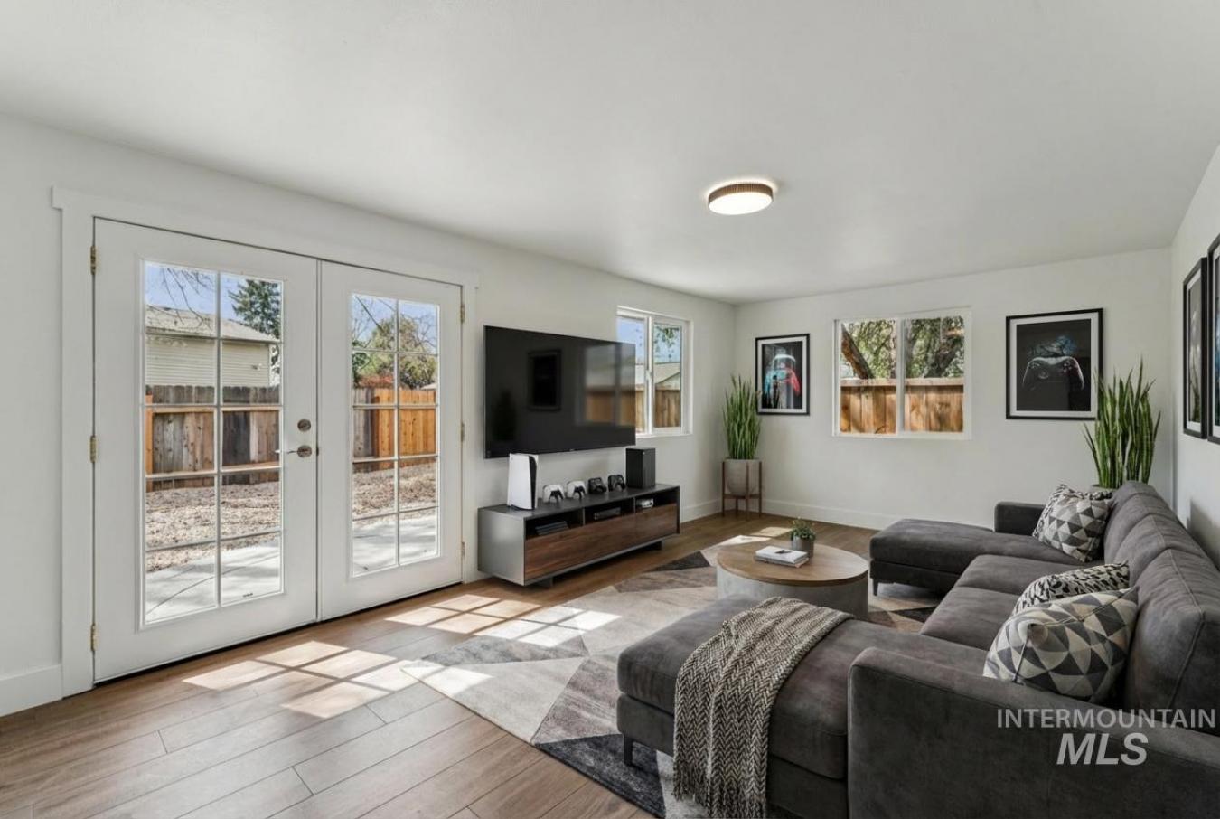 Discover the perfect blend of style and comfort in this beautifully re – image 19