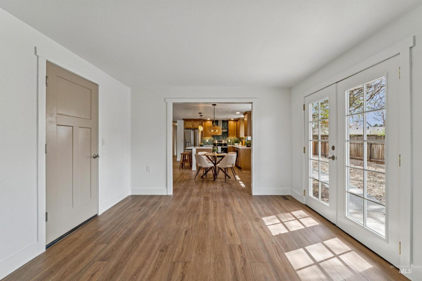 Discover the perfect blend of style and comfort in this beautifully re – image 20