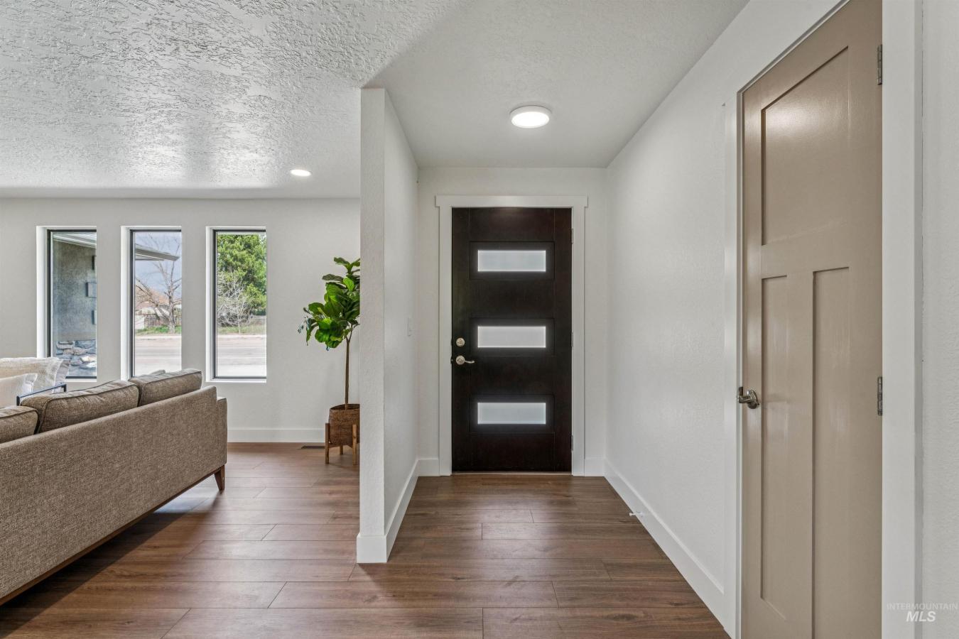 Discover the perfect blend of style and comfort in this beautifully re – image 5