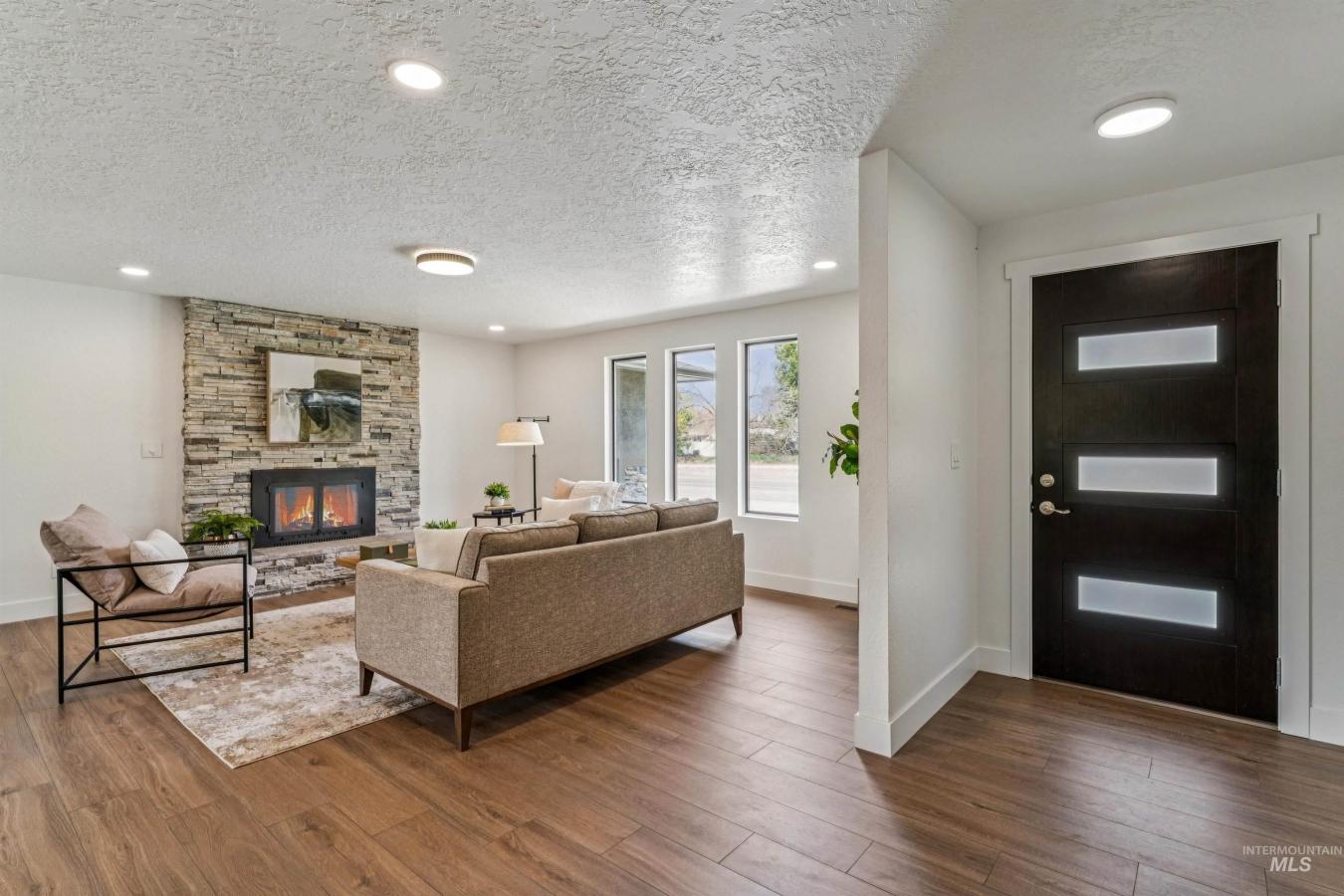 Discover the perfect blend of style and comfort in this beautifully re – image 6