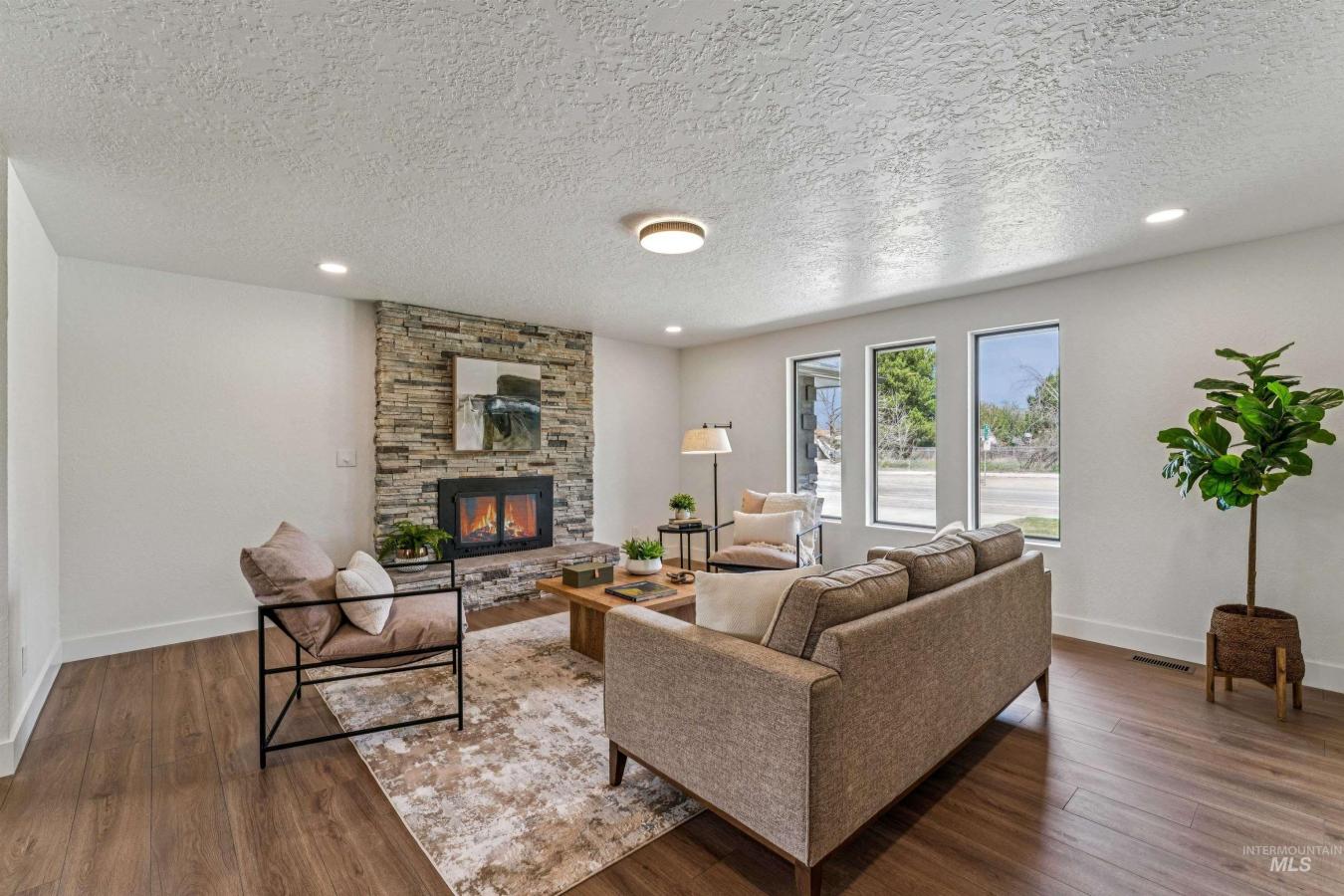 Discover the perfect blend of style and comfort in this beautifully re – image 7
