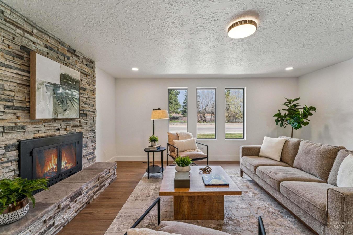 Discover the perfect blend of style and comfort in this beautifully re – image 8