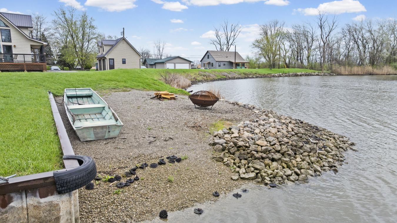 Welcome refined waterfront living meets effortless serenity. This neve – image 6