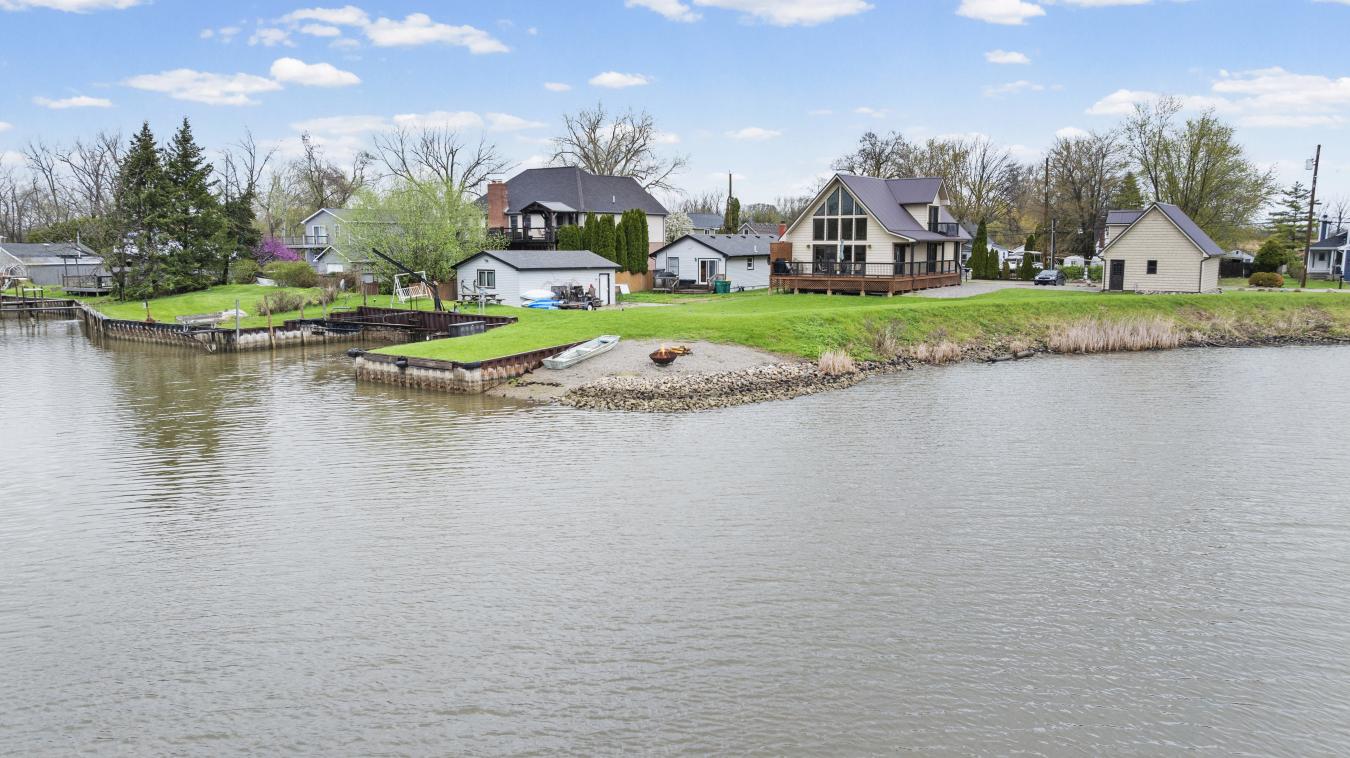 Welcome refined waterfront living meets effortless serenity. This neve – image 1