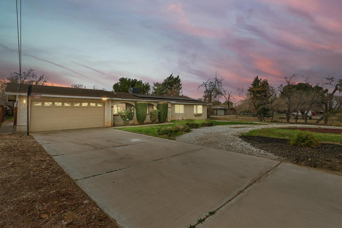 Move-in-ready single-story home on nearly acre with 3 bedrooms, 3 bat – image 1