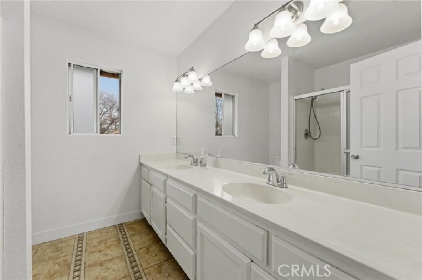 Move-in-ready single-story home on nearly acre with 3 bedrooms, 3 bat – image 10