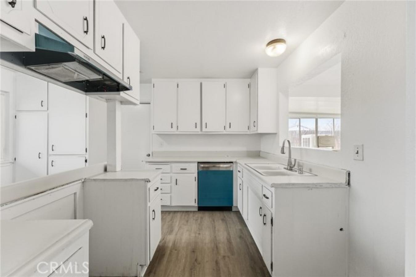 Move-in-ready single-story home on nearly acre with 3 bedrooms, 3 bat – image 4