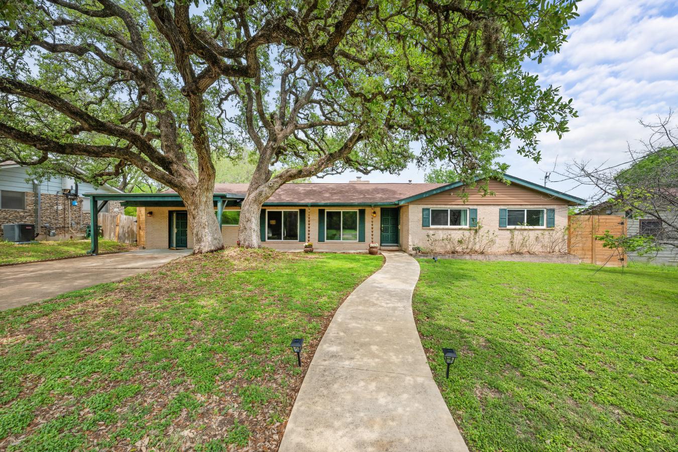 A rare opportunity for space, flexibility, and privacy in Northeast Au – image 1