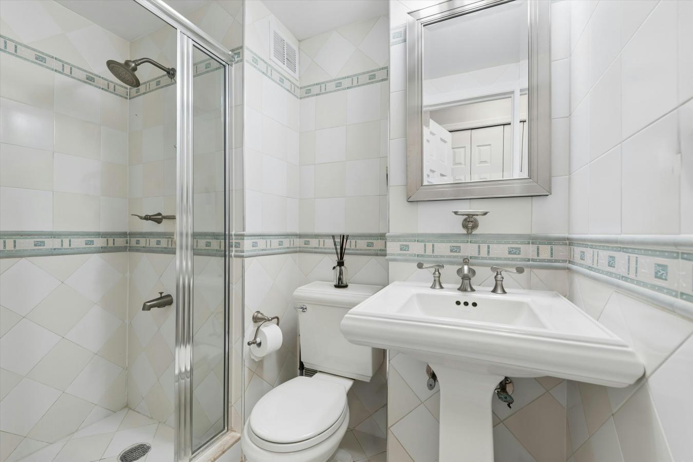 New York, New York, 10022, United States, 2 Bedrooms Bedrooms, ,2 BathroomsBathrooms,Residential,For Sale,2040835