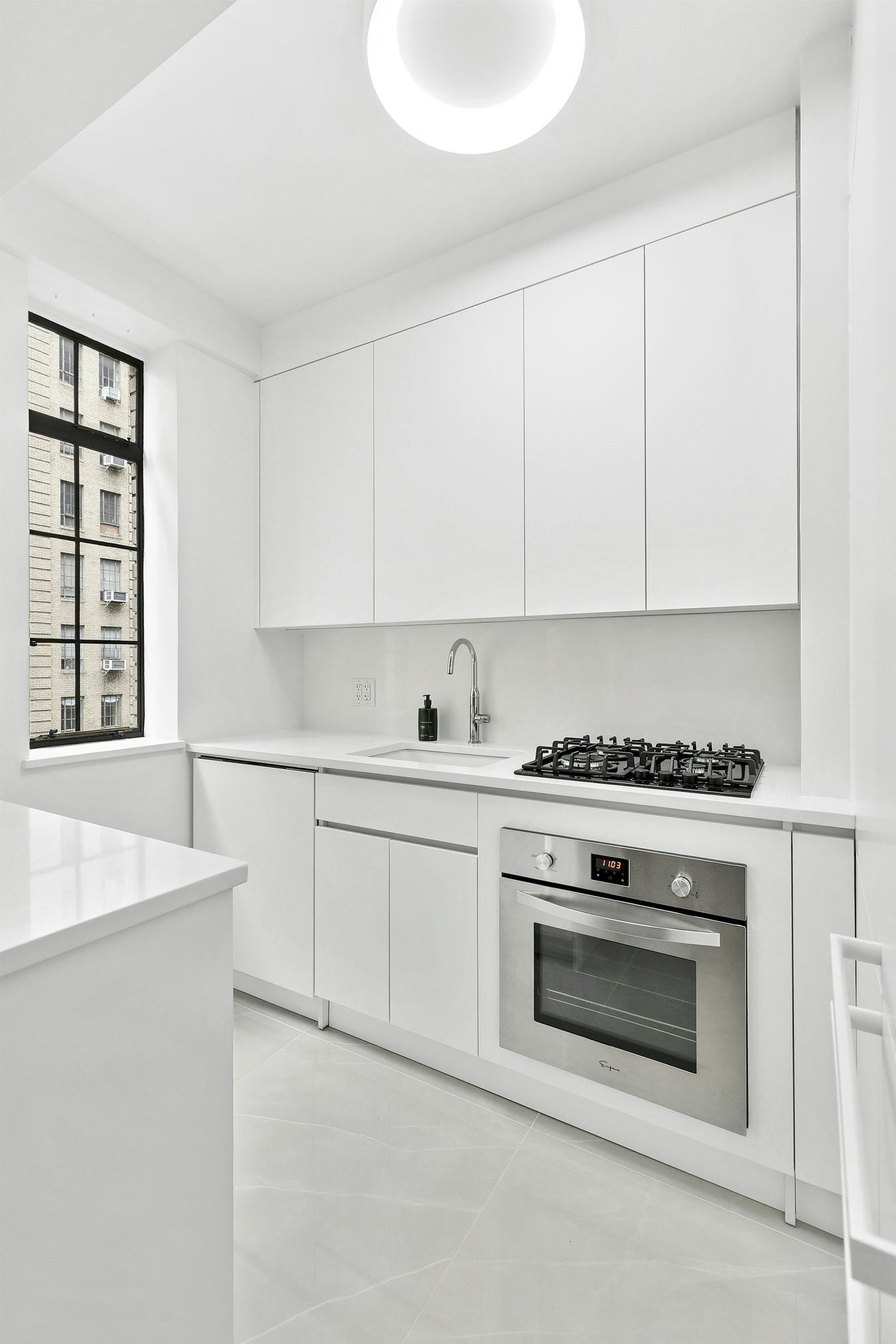 New York, New York, 10019, United States, 1 Bedroom Bedrooms, ,1 BathroomBathrooms,Residential,For Sale,2040834