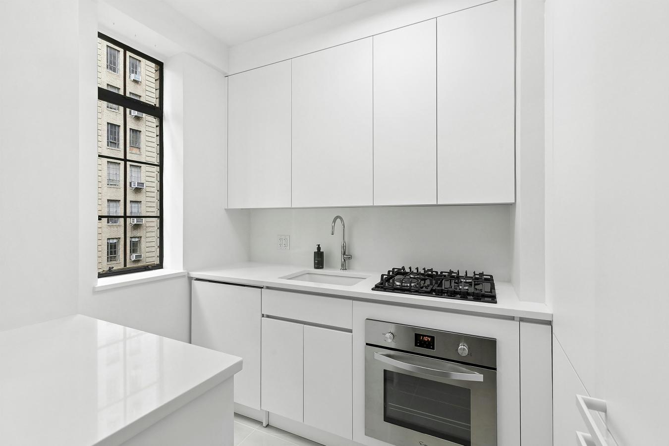 New York, New York, 10019, United States, 1 Bedroom Bedrooms, ,1 BathroomBathrooms,Residential,For Sale,2040834