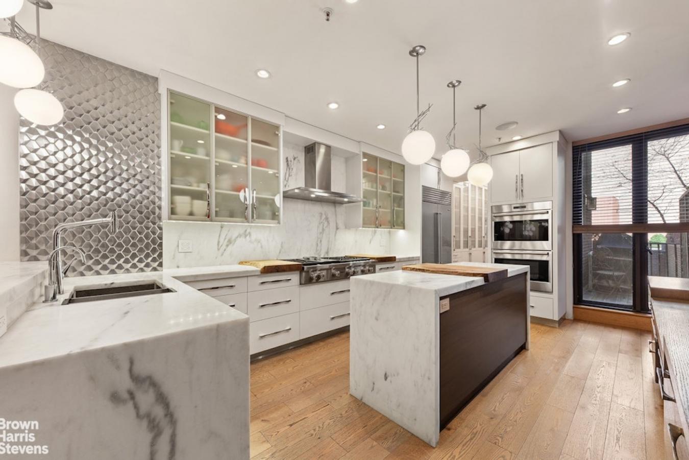 BY APPT ONLY Welcome home to 249 West 99th Street! This five-story sin – image 1