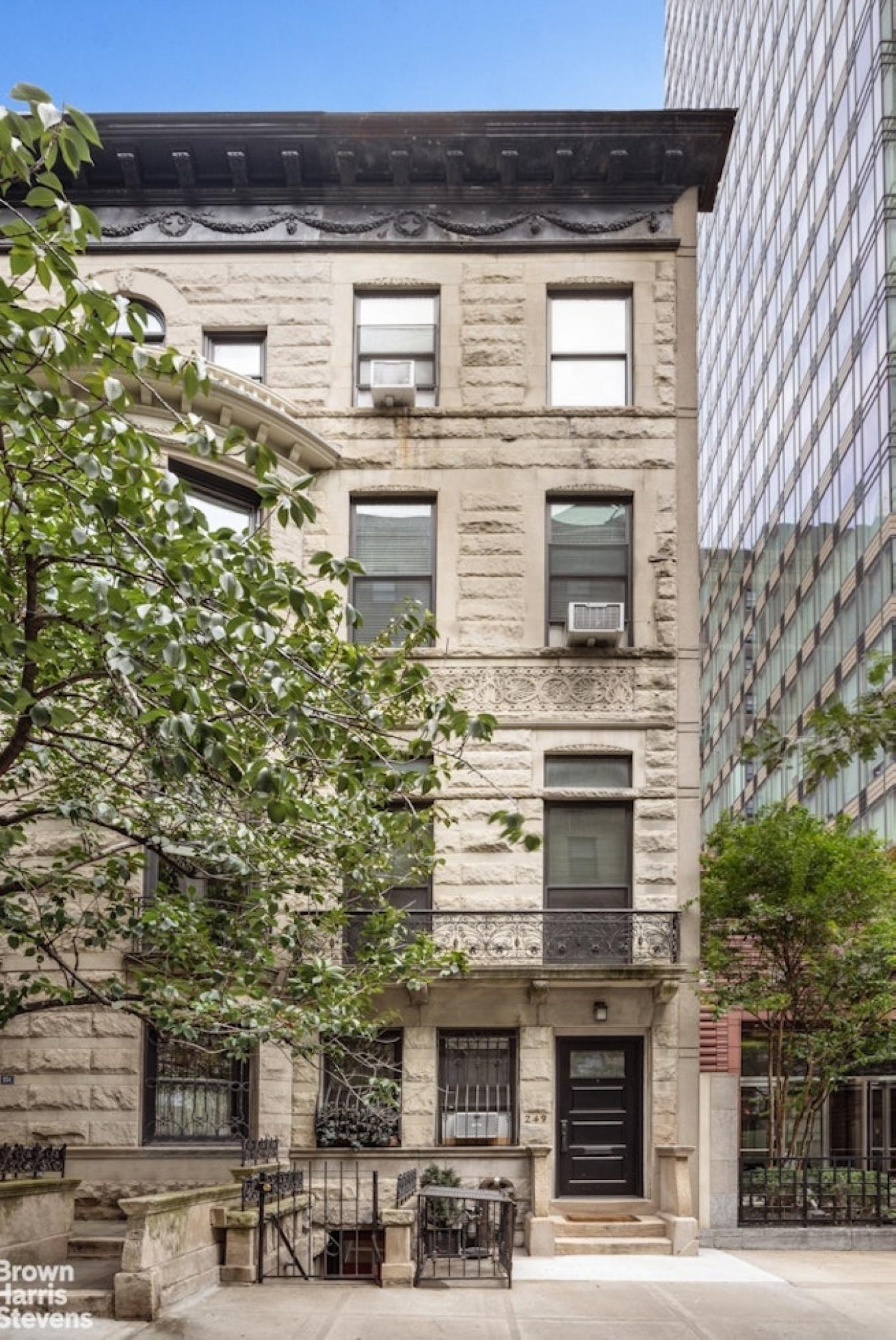 BY APPT ONLY Welcome home to 249 West 99th Street! This five-story sin – image 20