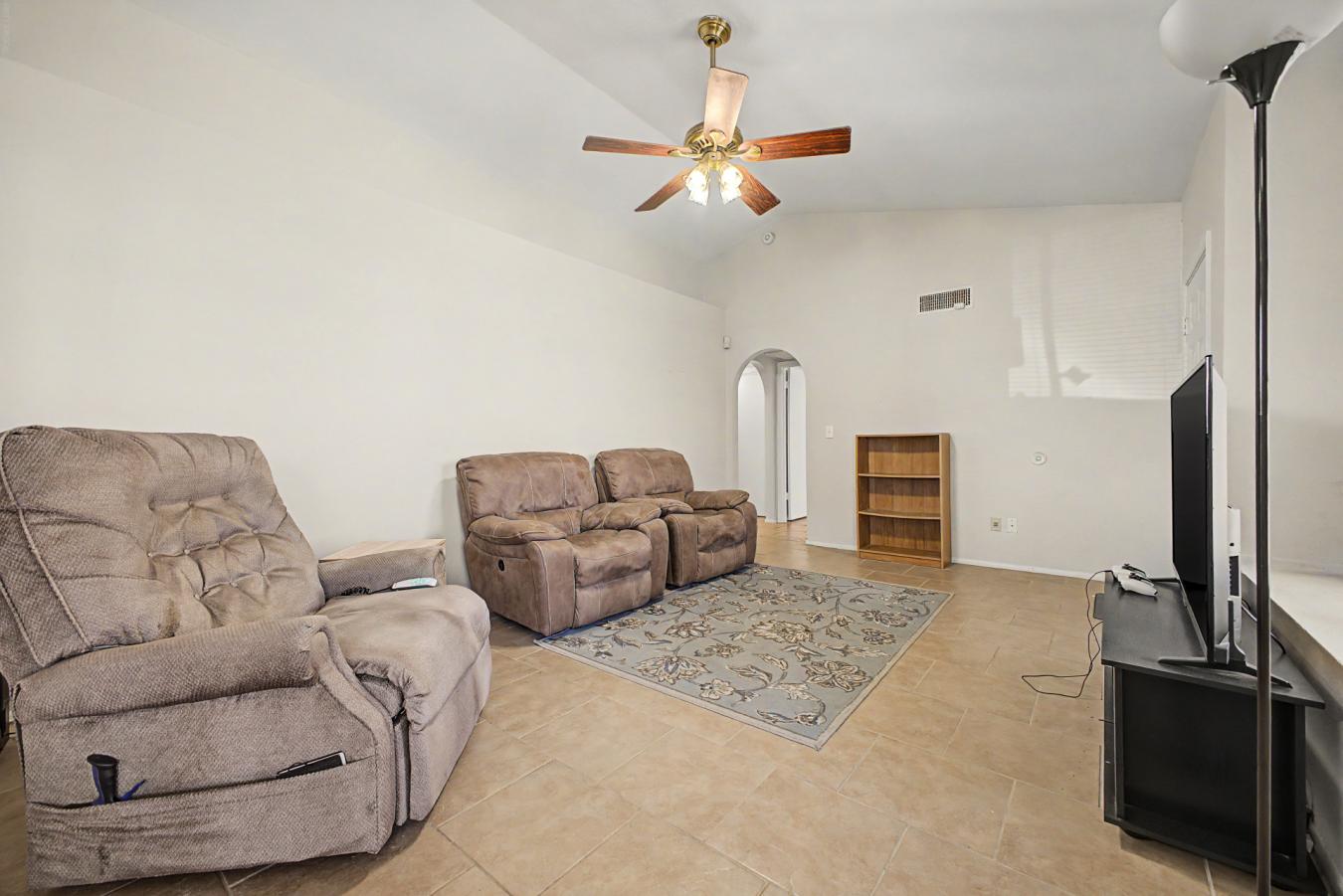 NEWER AC - WATER HEATER - ROOF: Vaulted ceilings and a corner unit giv – image 7