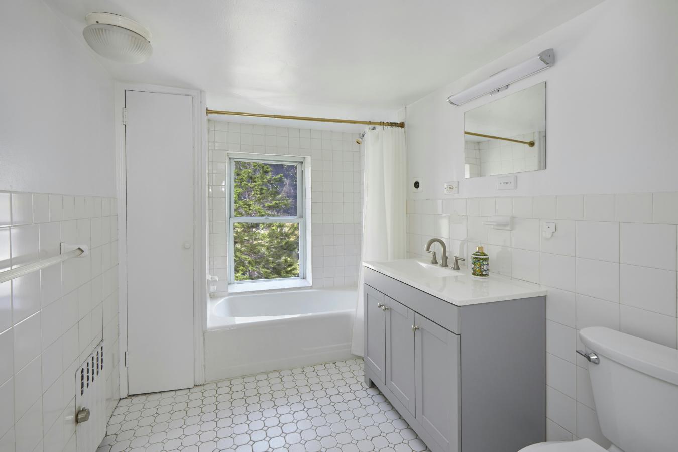 Long Island City, New York, 11101, United States, 6 Bedrooms Bedrooms, ,3 BathroomsBathrooms,Residential,For Sale,2043054