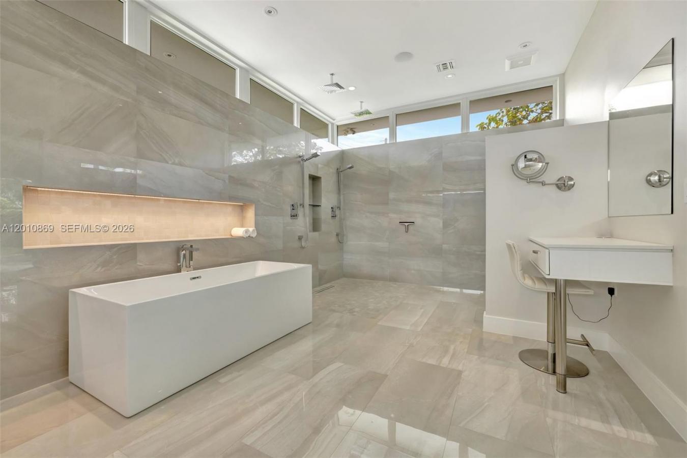 Hallandale, Florida, 33009, United States, 5 Bedrooms Bedrooms, ,6 BathroomsBathrooms,Residential,For Sale,2043052