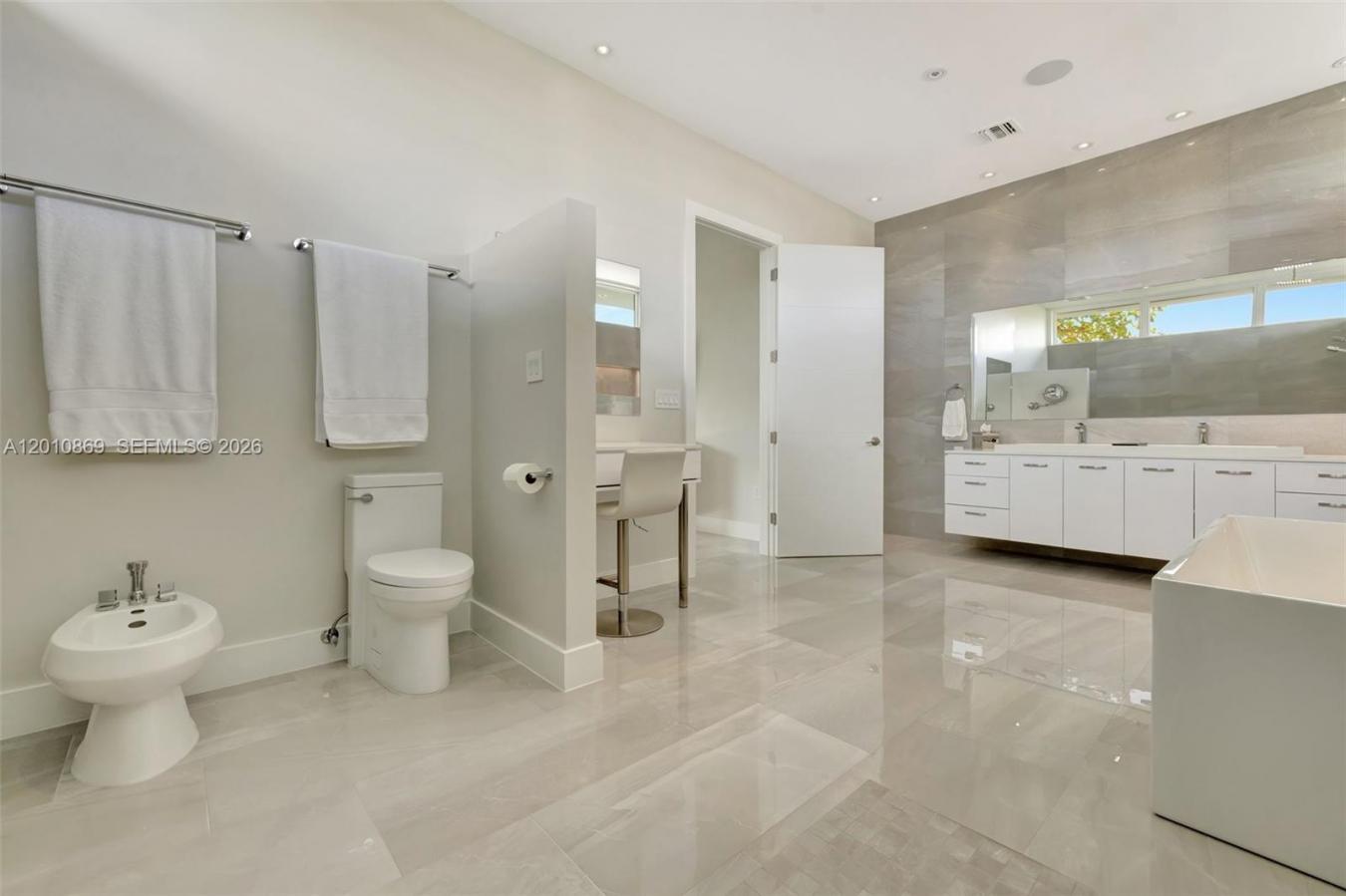 Hallandale, Florida, 33009, United States, 5 Bedrooms Bedrooms, ,6 BathroomsBathrooms,Residential,For Sale,2043052