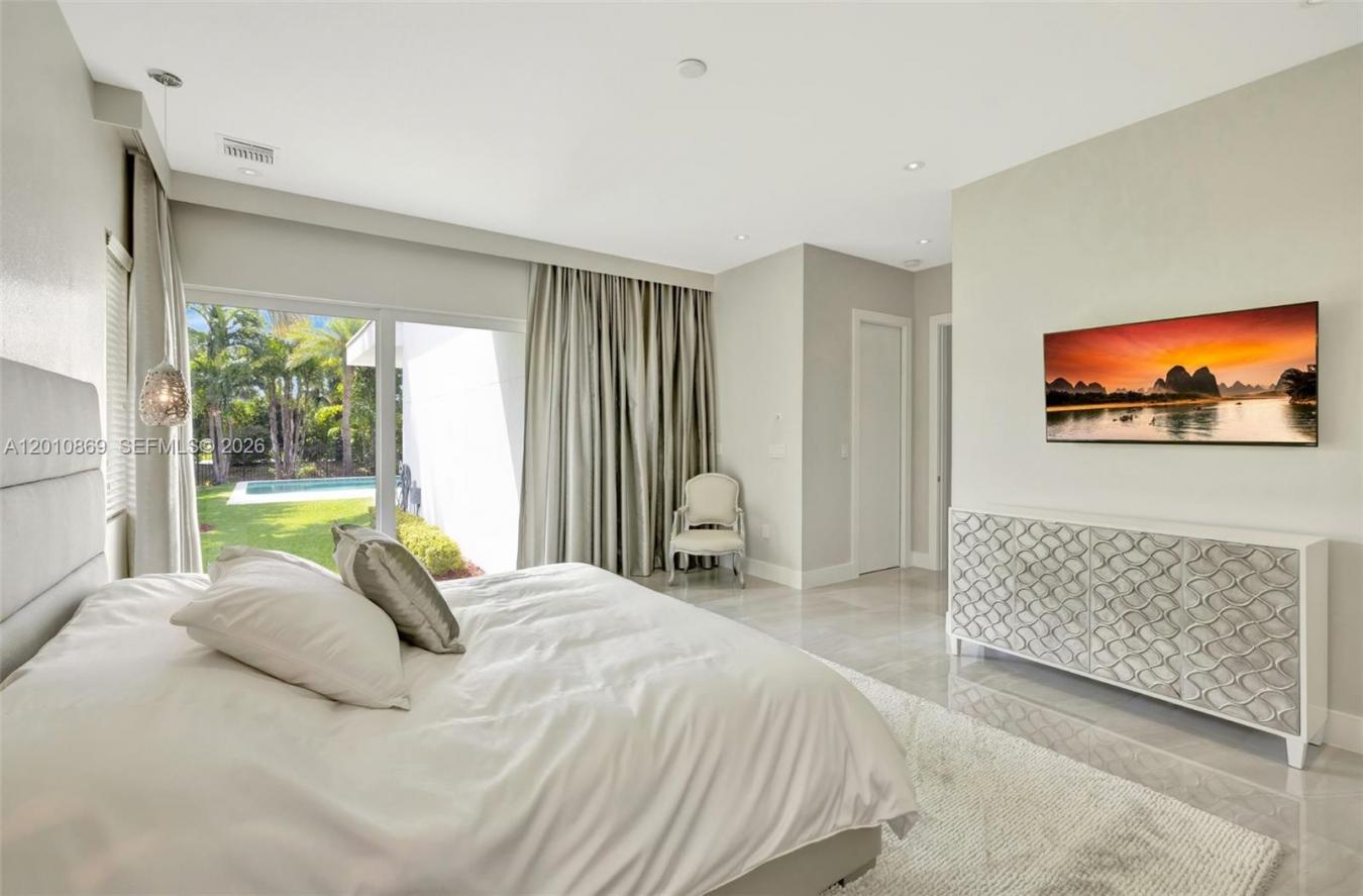 Hallandale, Florida, 33009, United States, 5 Bedrooms Bedrooms, ,6 BathroomsBathrooms,Residential,For Sale,2043052