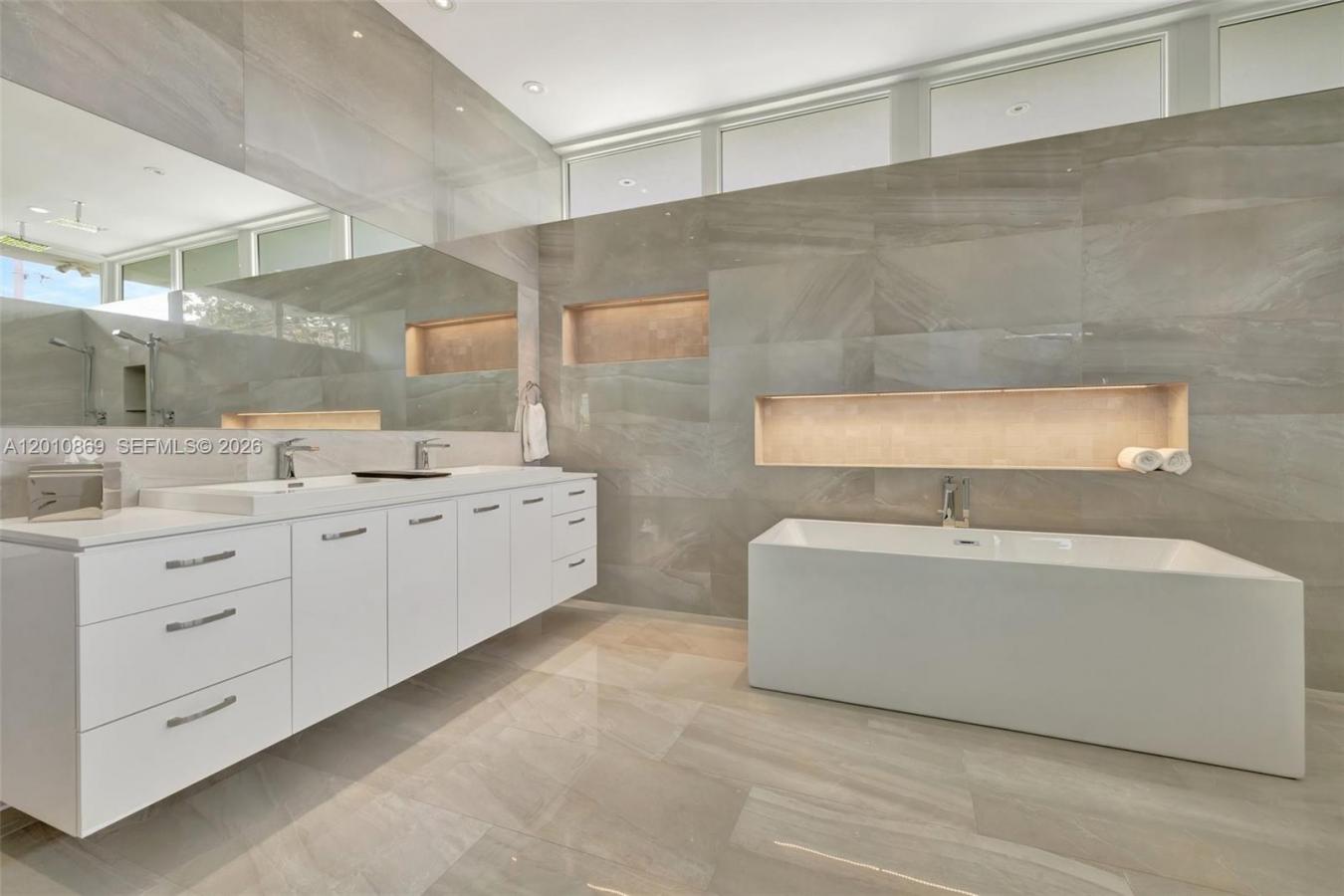 Hallandale, Florida, 33009, United States, 5 Bedrooms Bedrooms, ,6 BathroomsBathrooms,Residential,For Sale,2043052
