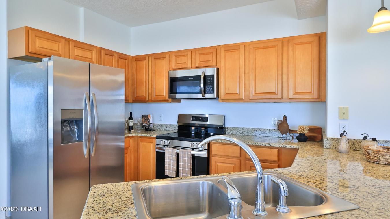 Experience affordable opulence in this stunning 2-bedroom, 2-bath resi – image 6