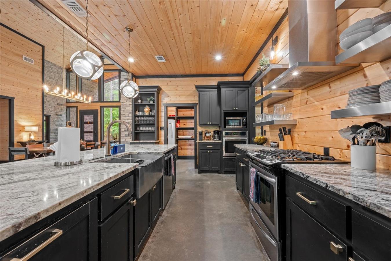 Broken Bow, McCurtain, 74728, United States, 5 Bedrooms Bedrooms, ,5 BathroomsBathrooms,Residential,For Sale,2044458