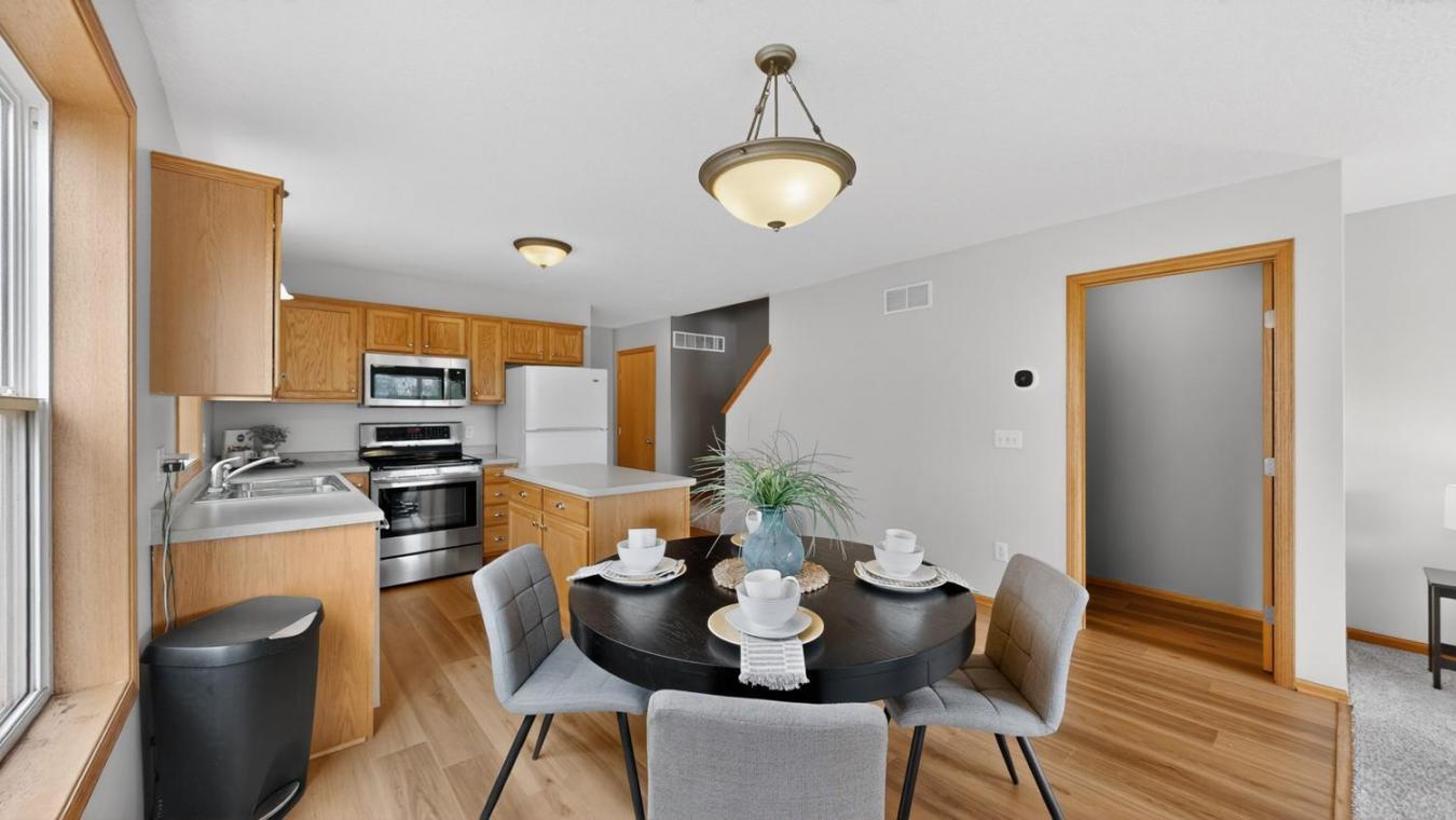 Move-in ready 3 bed, 3 bath end-unit townhome filled with natural ligh – image 11