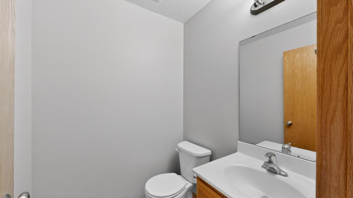Move-in ready 3 bed, 3 bath end-unit townhome filled with natural ligh – image 15