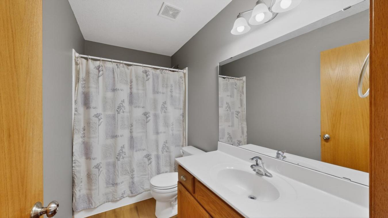 Move-in ready 3 bed, 3 bath end-unit townhome filled with natural ligh – image 18