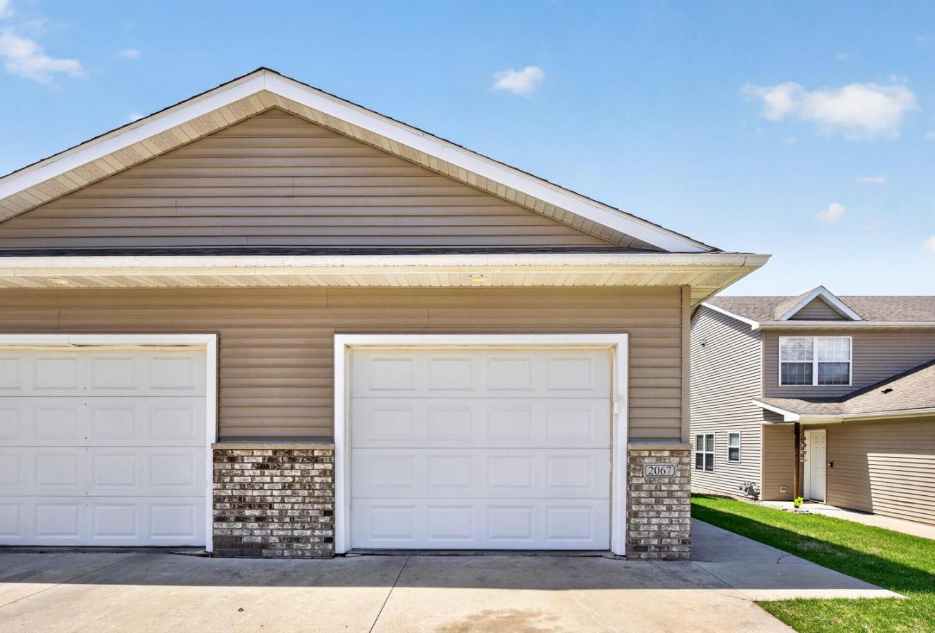 Move-in ready 3 bed, 3 bath end-unit townhome filled with natural ligh – image 3