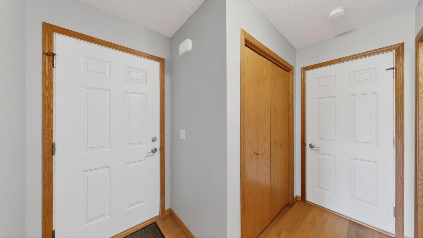 Move-in ready 3 bed, 3 bath end-unit townhome filled with natural ligh – image 4