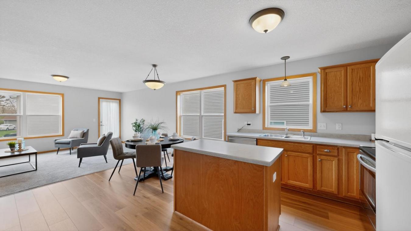 Move-in ready 3 bed, 3 bath end-unit townhome filled with natural ligh – image 5