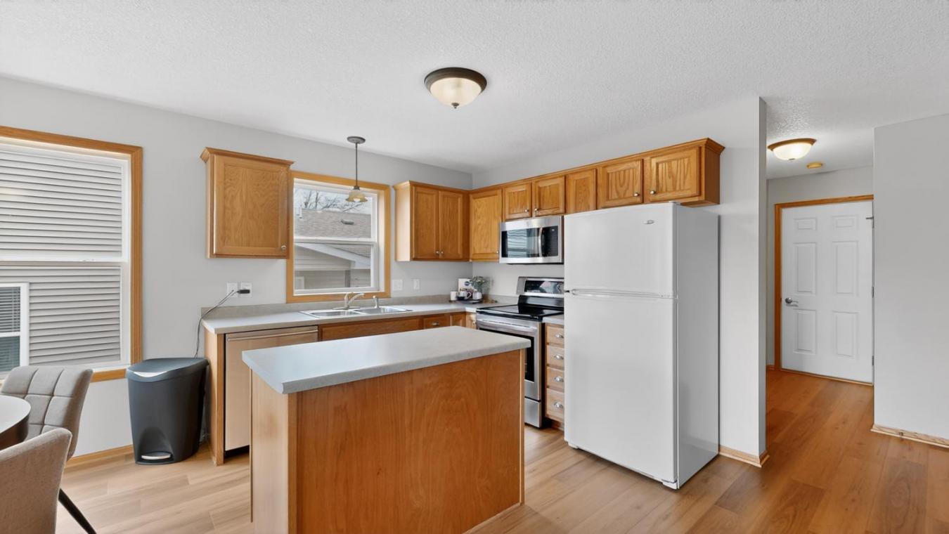Move-in ready 3 bed, 3 bath end-unit townhome filled with natural ligh – image 6