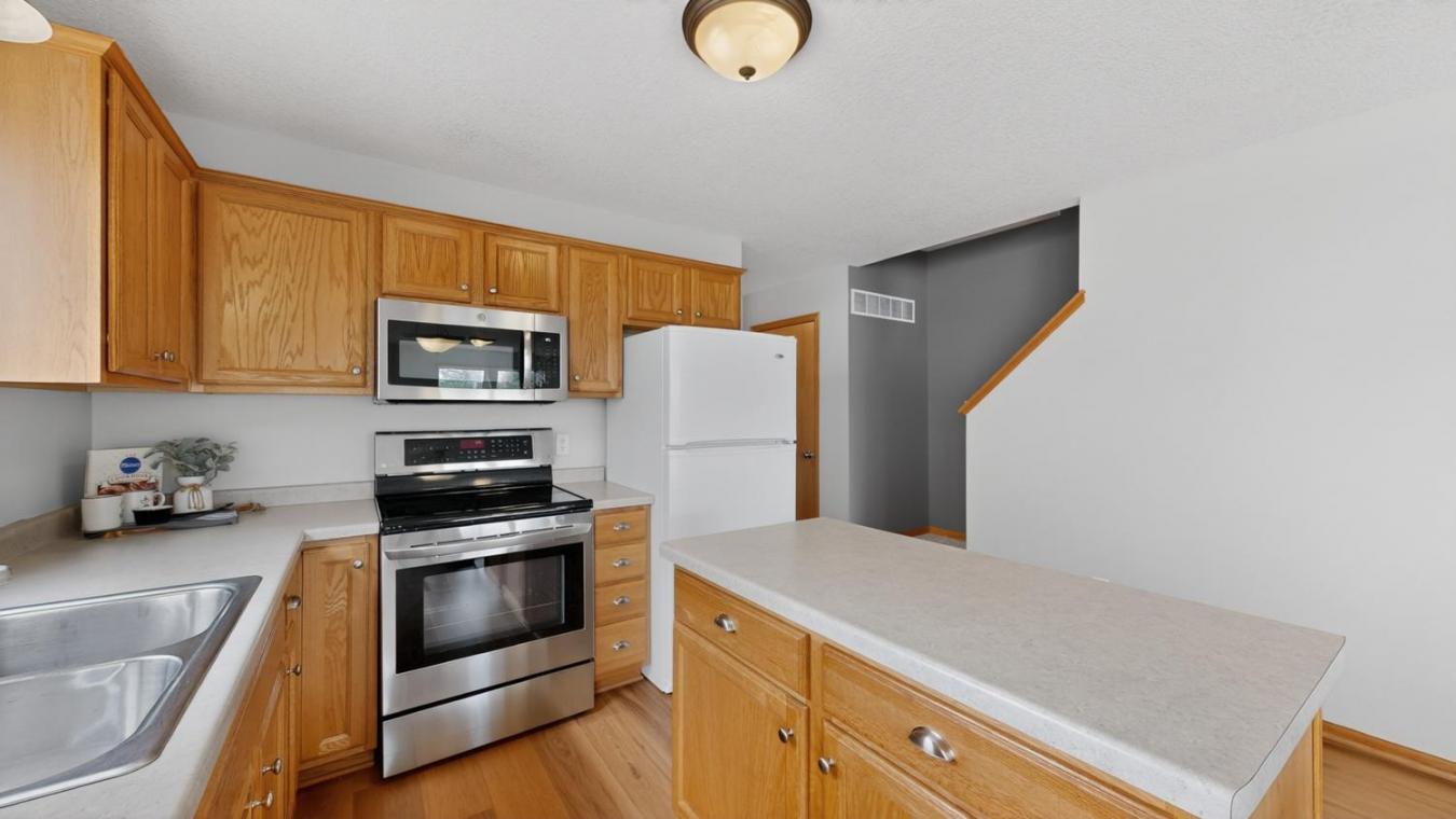 Move-in ready 3 bed, 3 bath end-unit townhome filled with natural ligh – image 8