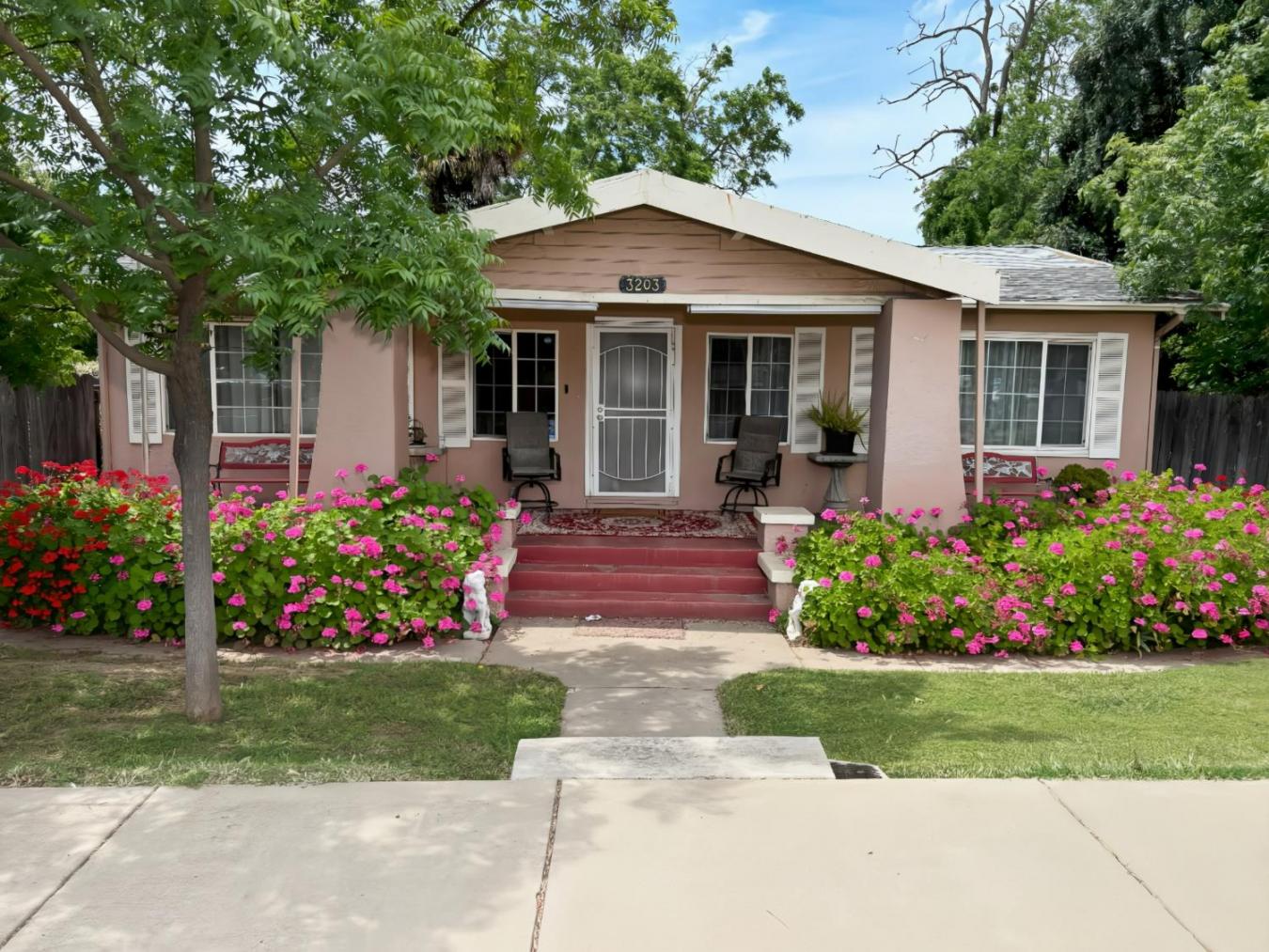 Sacramento, Sacramento, 95815, United States, 9 Bedrooms Bedrooms, ,3 BathroomsBathrooms,Residential,For Sale,2044432