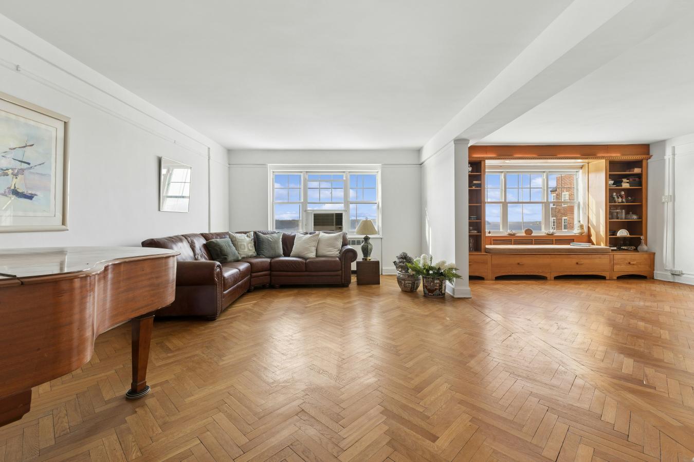 Washington Heights, New York, 10033, United States, 4 Bedrooms Bedrooms, ,3 BathroomsBathrooms,Residential,For Sale,2044886