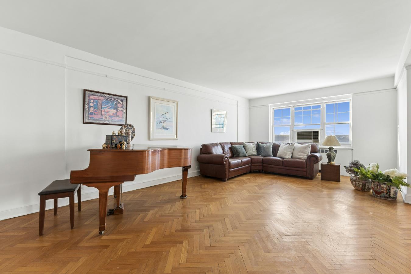 Washington Heights, New York, 10033, United States, 4 Bedrooms Bedrooms, ,3 BathroomsBathrooms,Residential,For Sale,2044886
